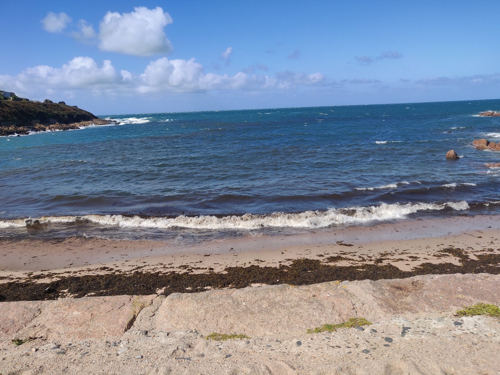 Fotografija Petit Port Beach z turkizna čista voda površino