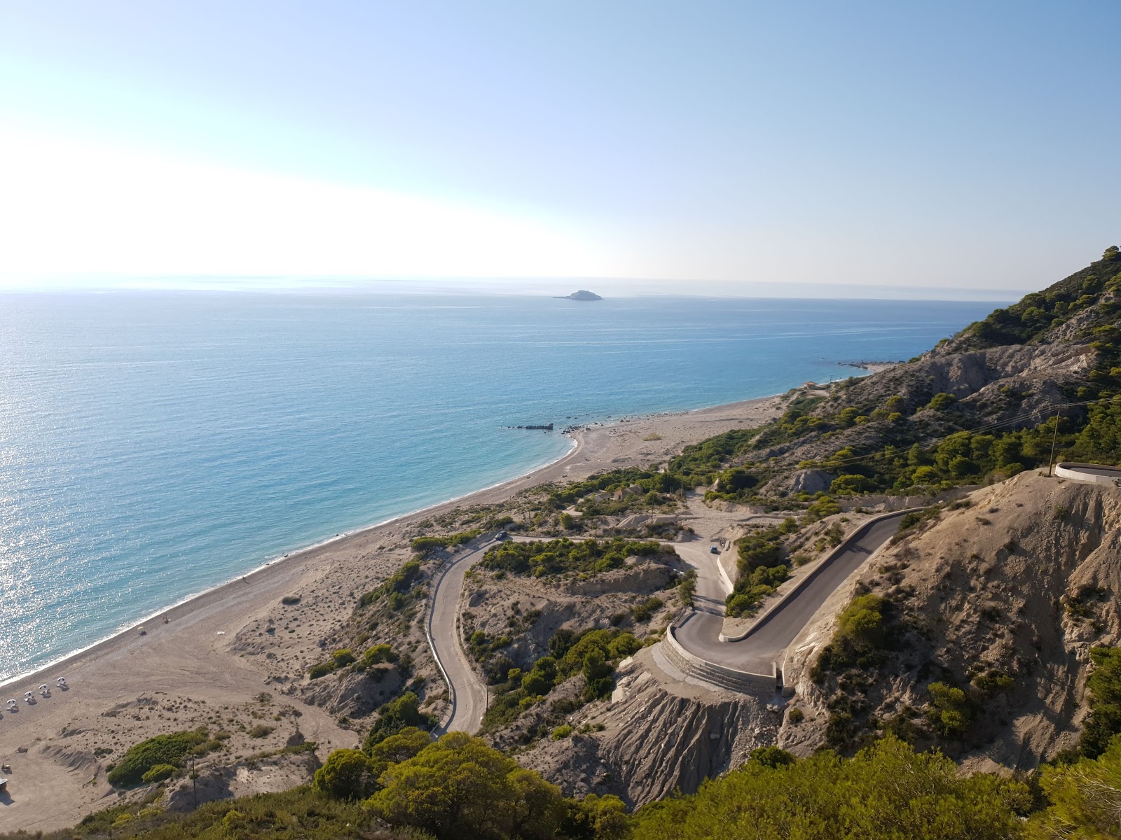 Foto af Gialos beach og dens smukke landskab