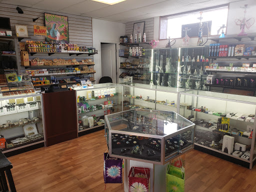 Tobacco Shop «Harbor Glass & Fine Tobacco», reviews and photos, 409 W Ehringhaus St, Elizabeth City, NC 27909, USA