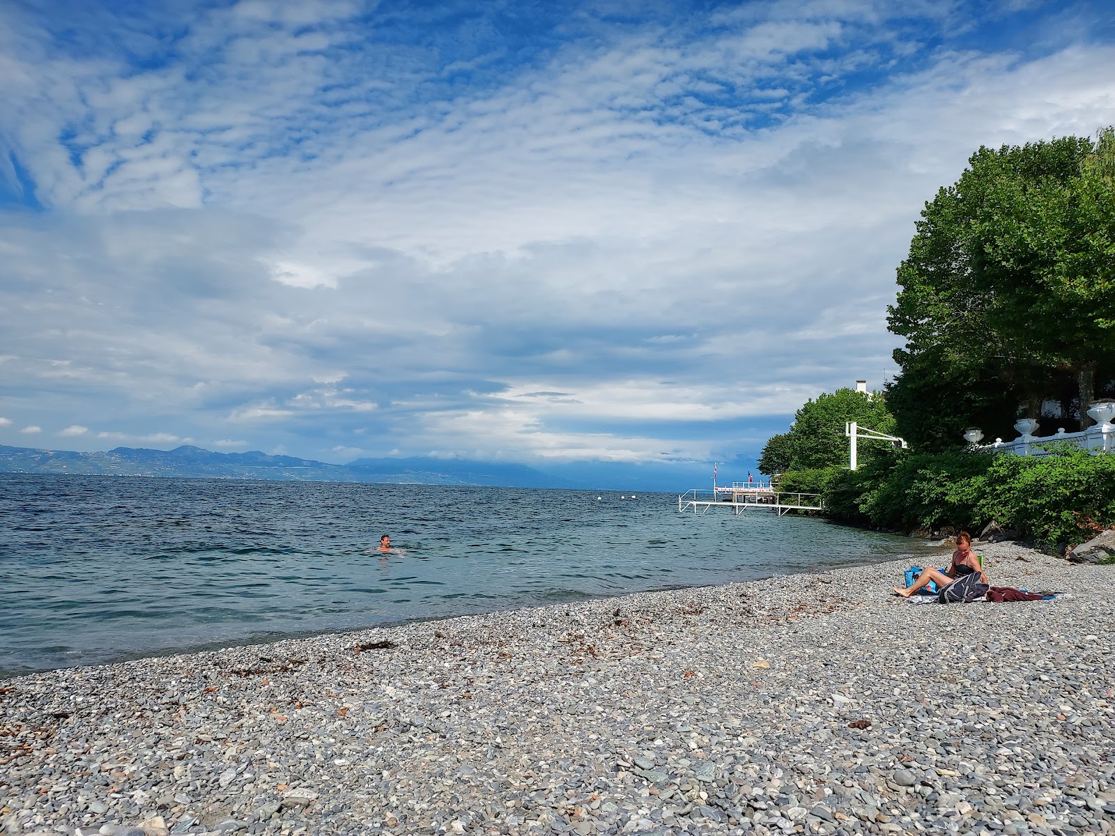 Plage des Mouettes的照片 带有小灰色卵石表面