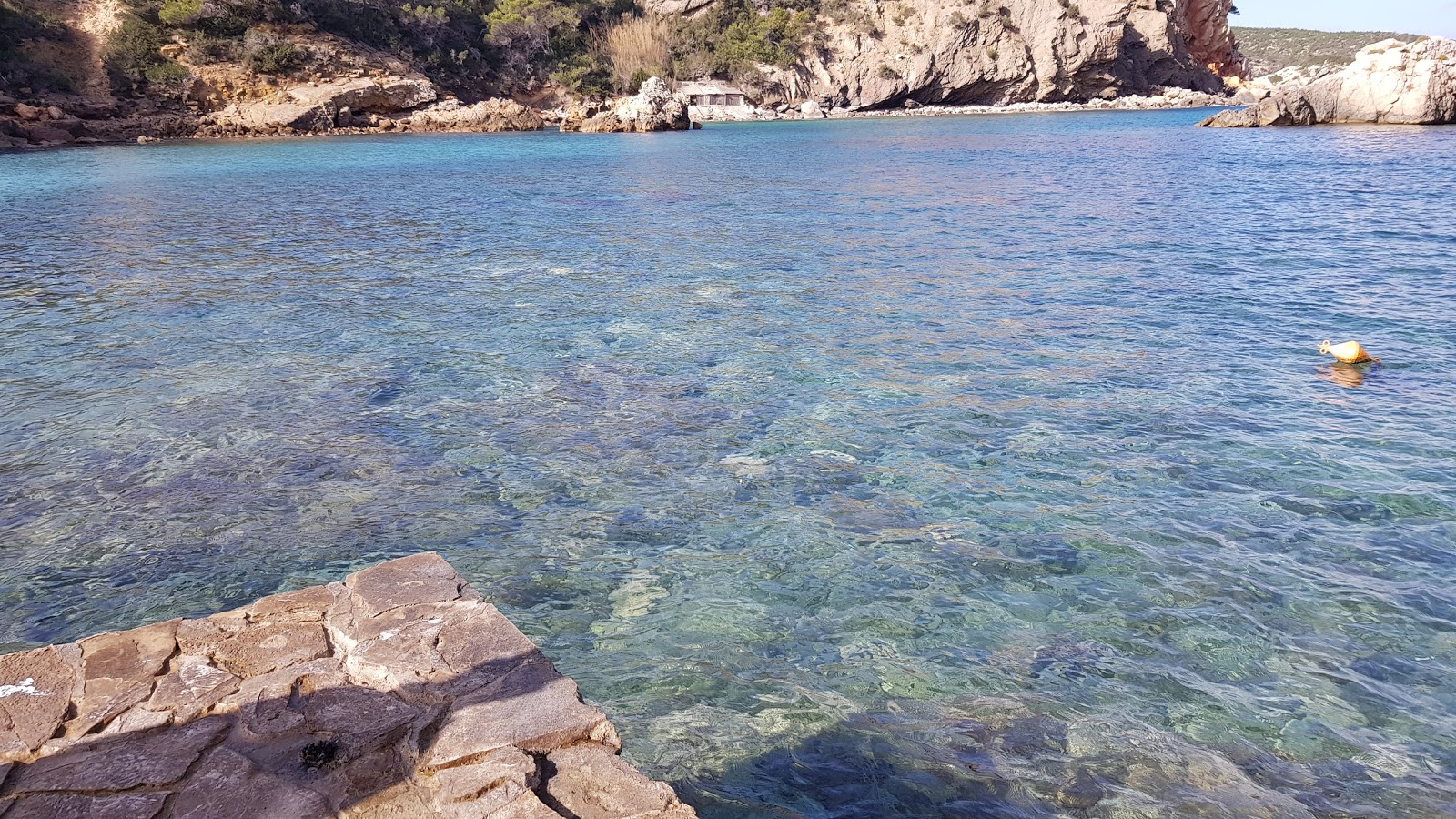 Foto van Playa Cala Xarraca met kleine baai