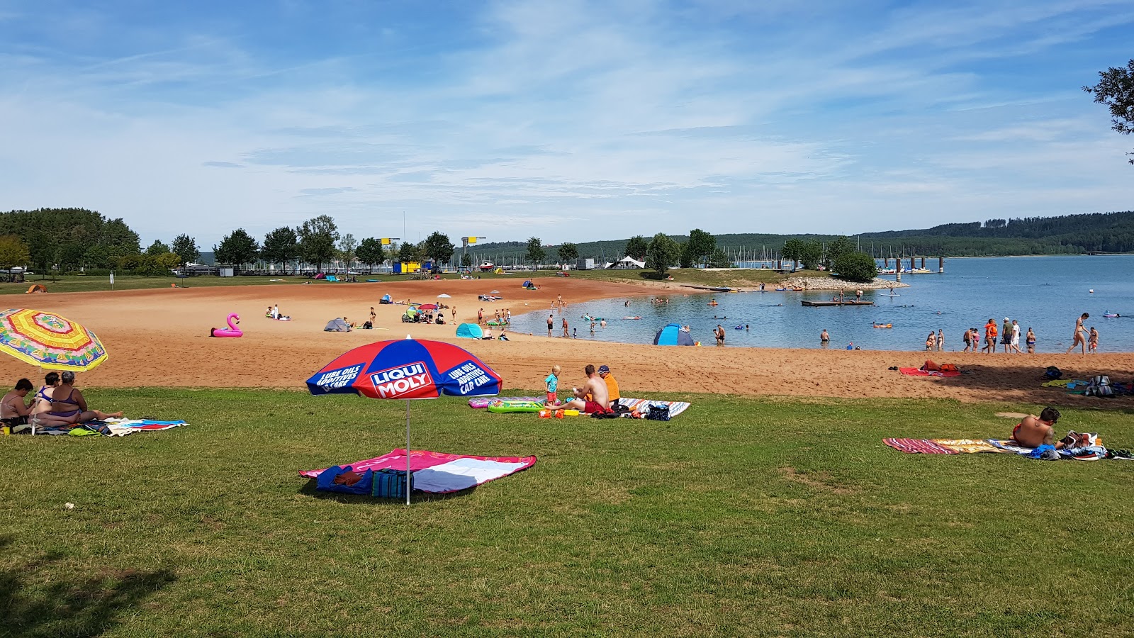 Valokuva Badestrand Ramsbergista. pinnalla kirkas hiekka:n kanssa