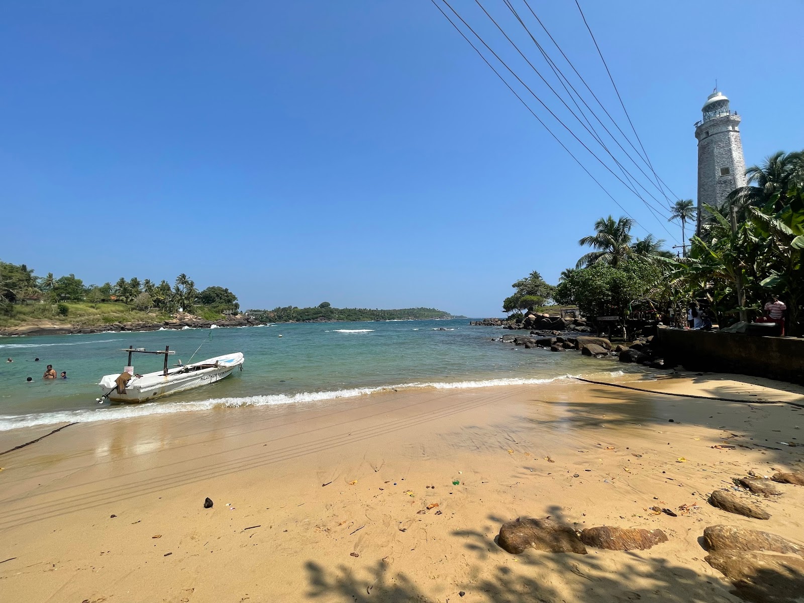 Foto von Hummana Beach Dondra mit beiger sand & steine Oberfläche