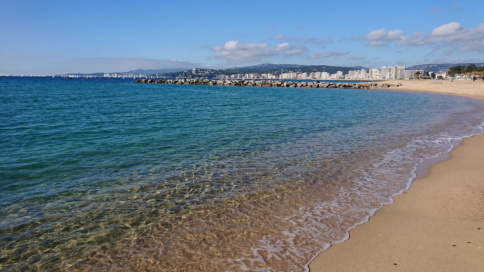 Foto van Palamos Strand met helder zand oppervlakte