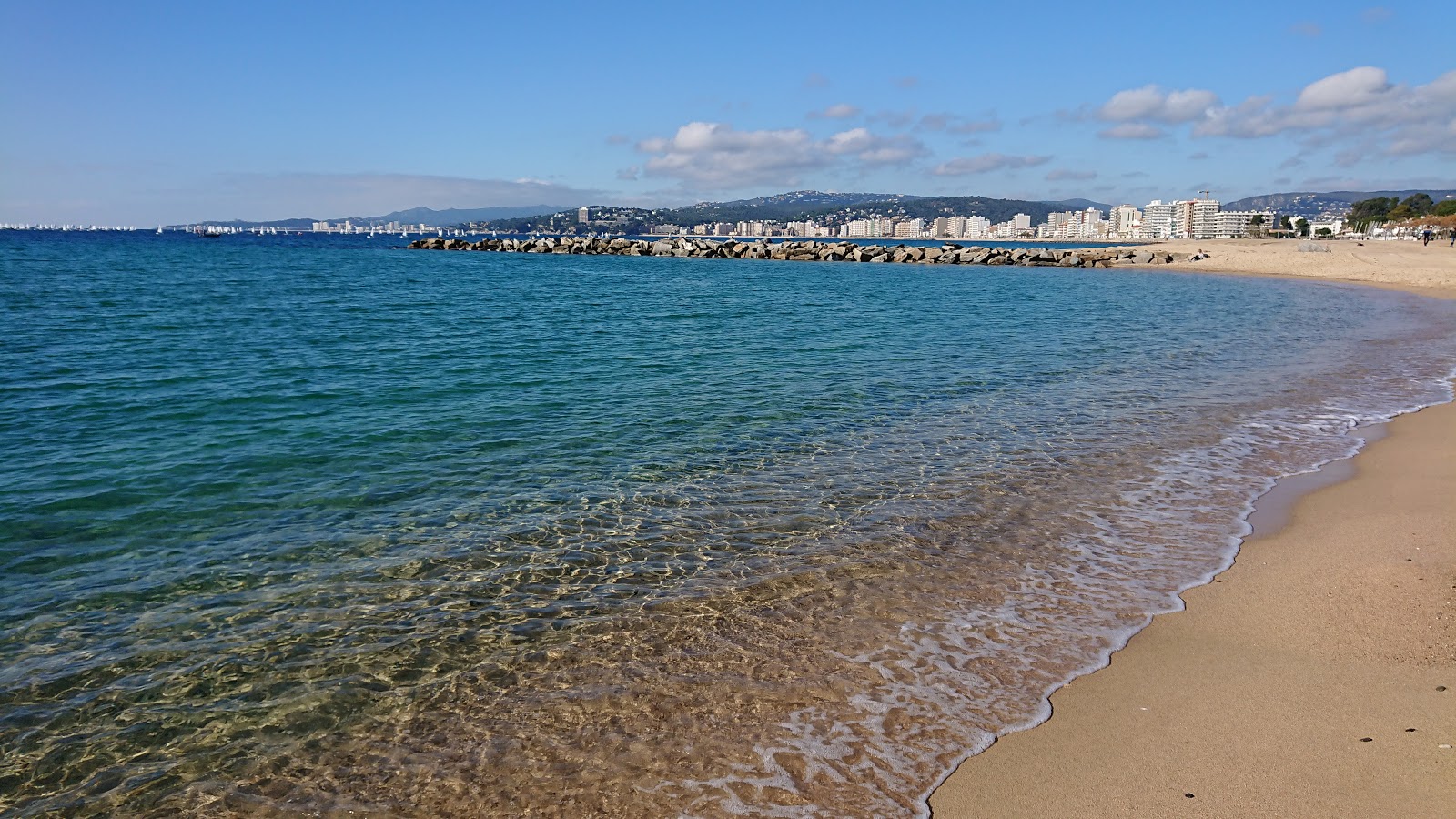 Foto di Spiaggia di Palamos con una superficie del sabbia beige