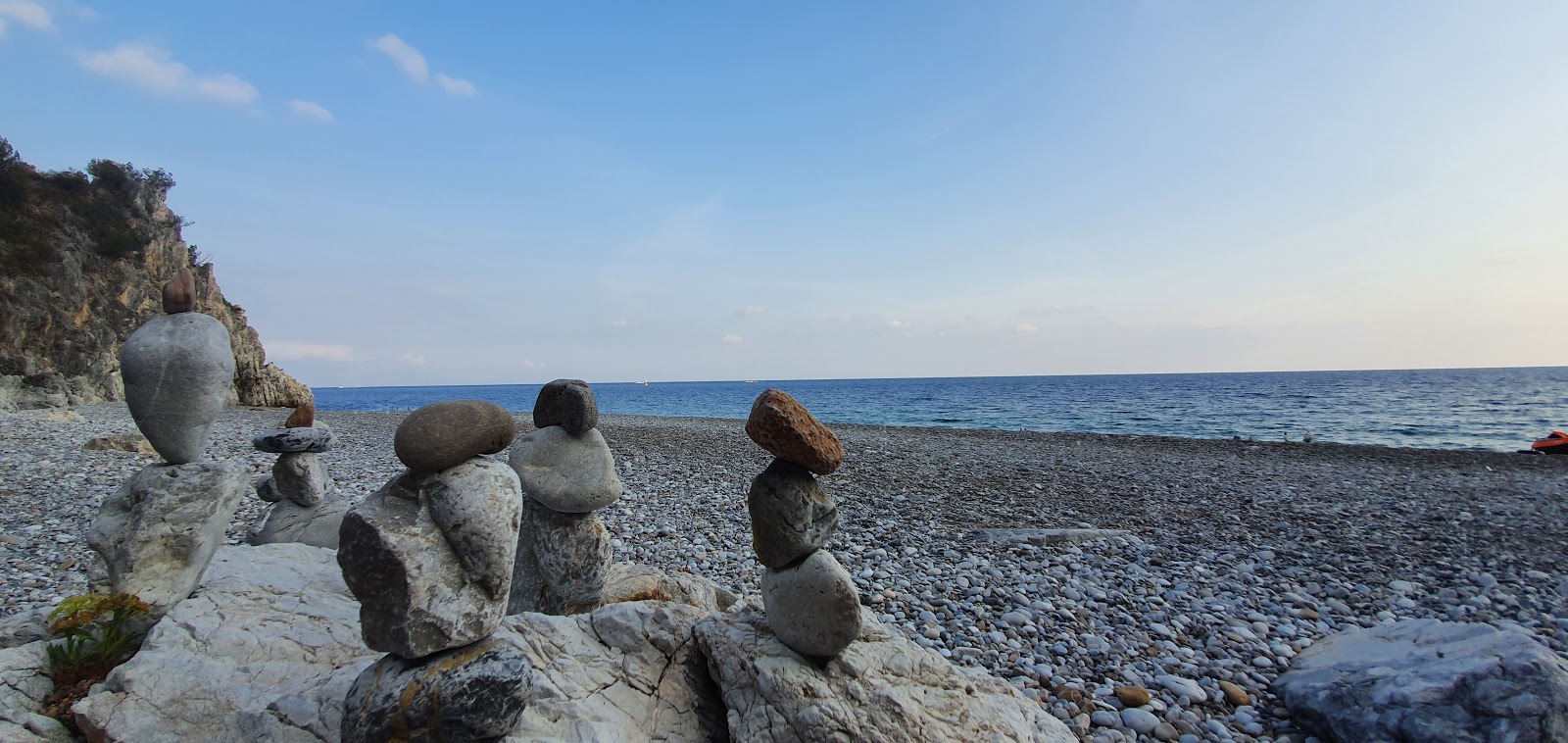 Valokuva Pianoro di Ciolandrea beachista. pinnalla sininen puhdas vesi:n kanssa