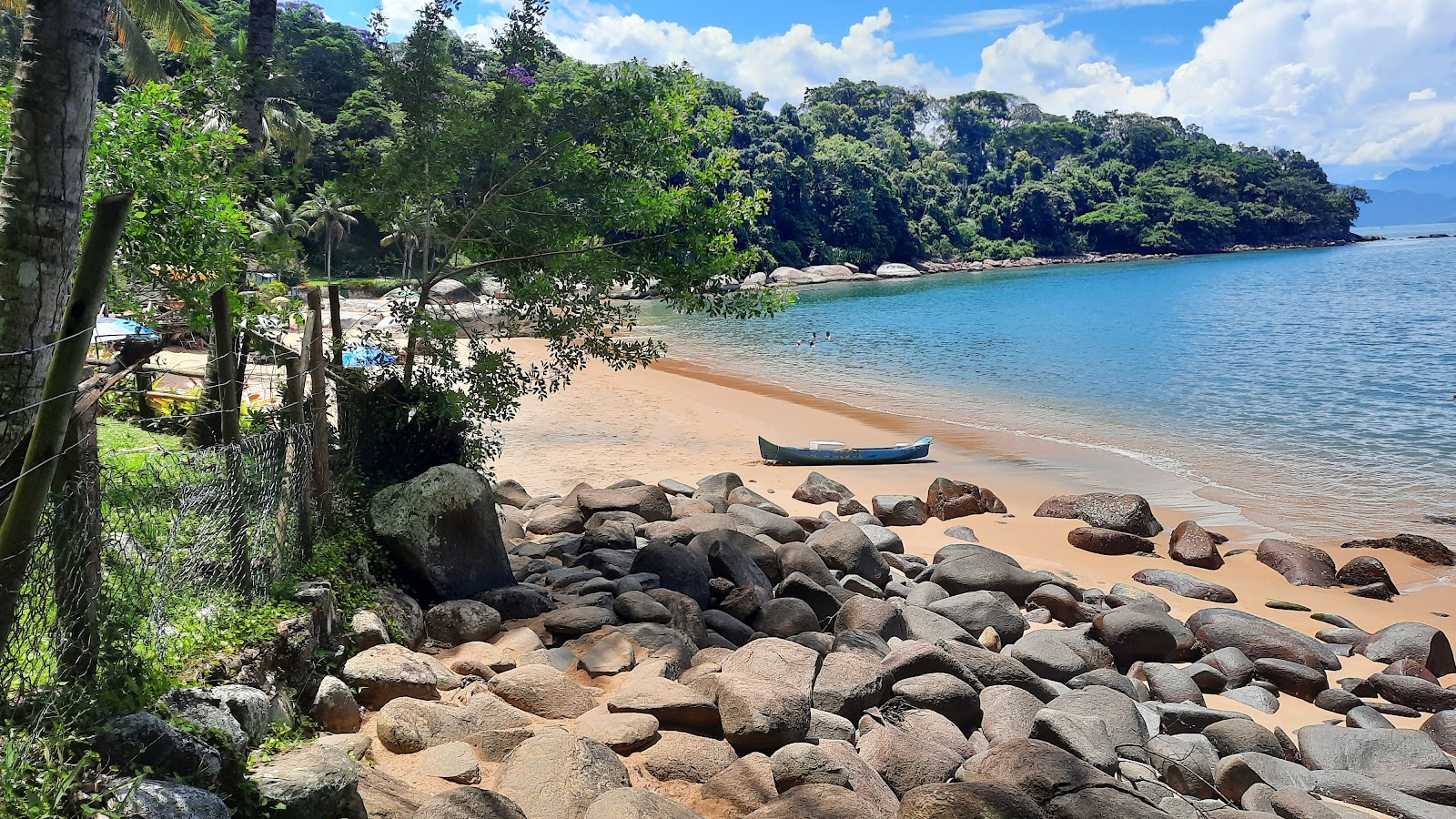 Photo de Petite Plage protégé par des falaises