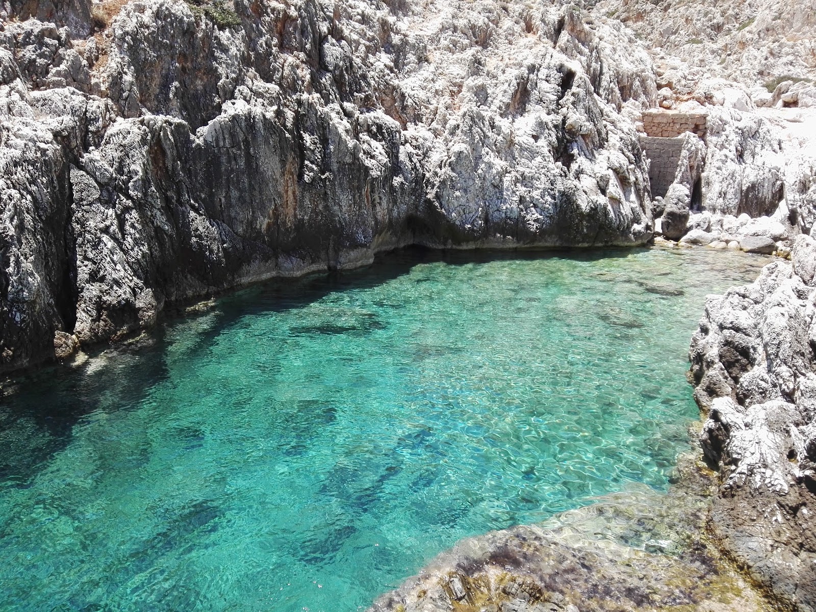 Katholiko Beach'in fotoğrafı küçük koy ile birlikte