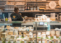 Fabrication du fromage du Restaurant La Fromagerie du Passage à Aix-en-Provence - n°7