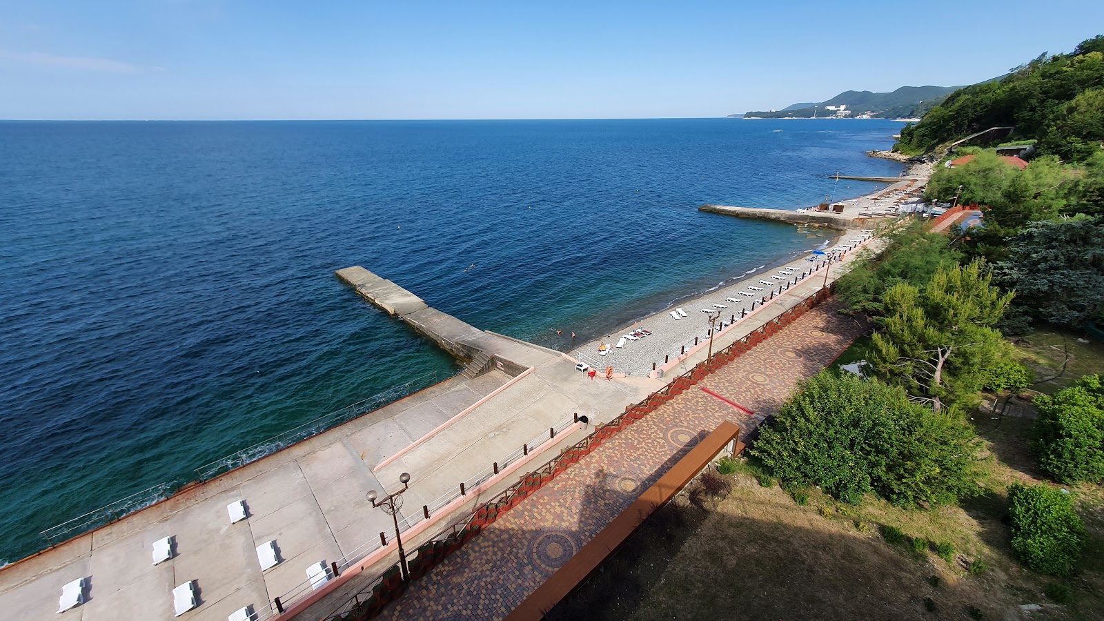 Foto de Avtotransportnik beach com pedras cinzentas superfície