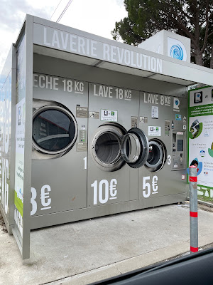 Laverie Revolution laundry à Saint-Saturnin-lès-Avignon