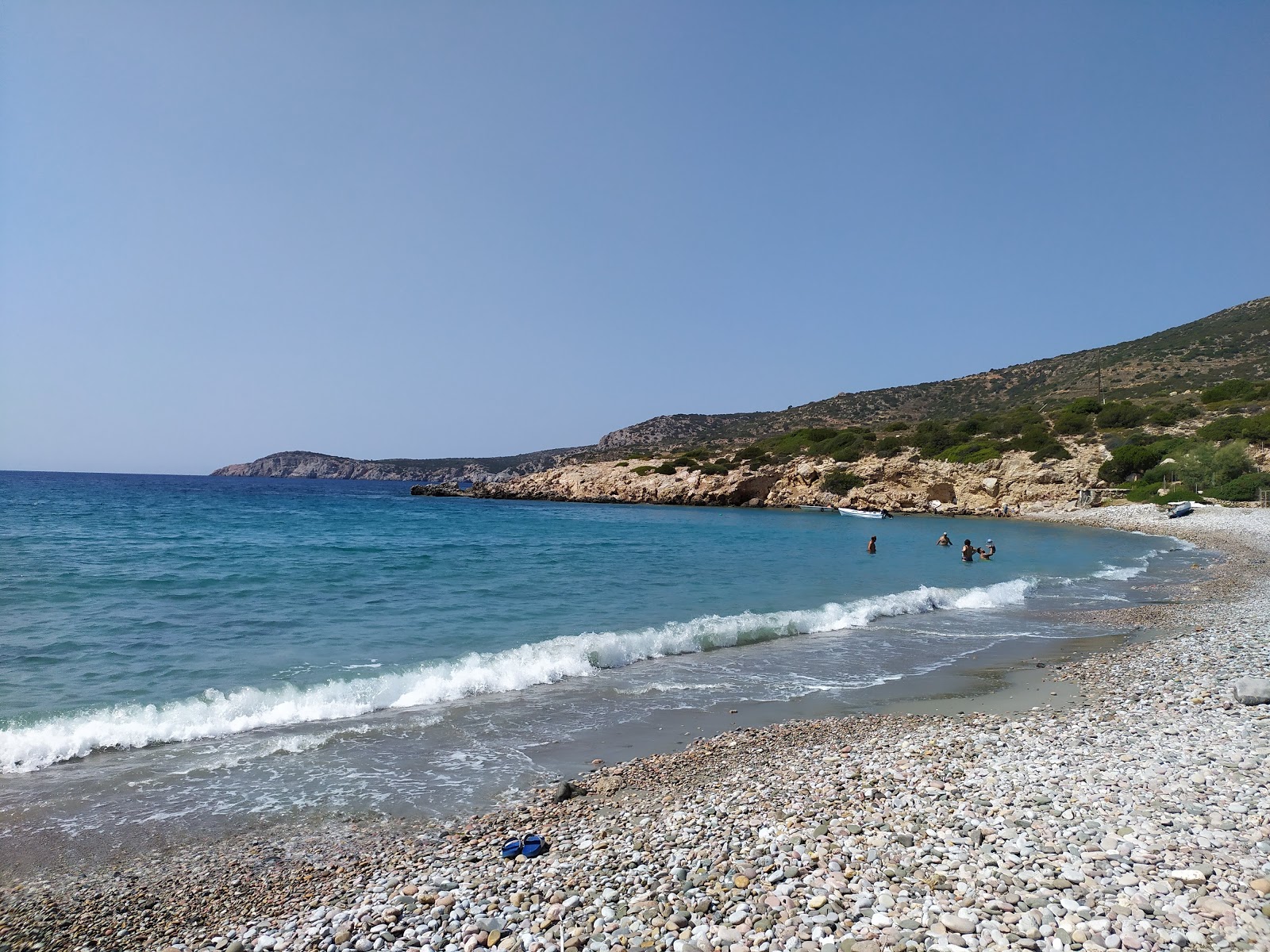 Foto von Paralia Karinta mit grauer sand & kiesel Oberfläche