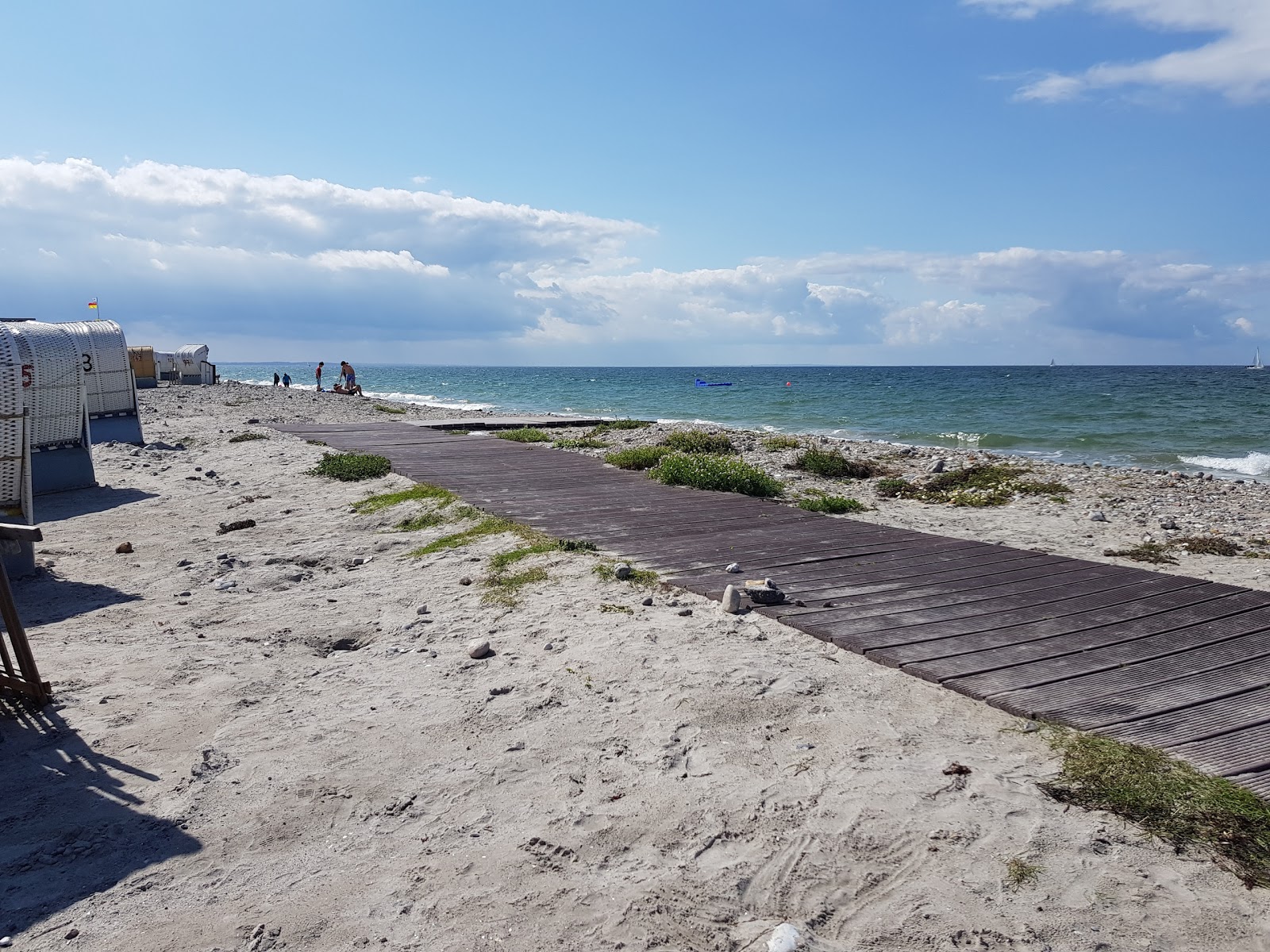 Photo de Bojendorfer strand avec l'eau cristalline de surface