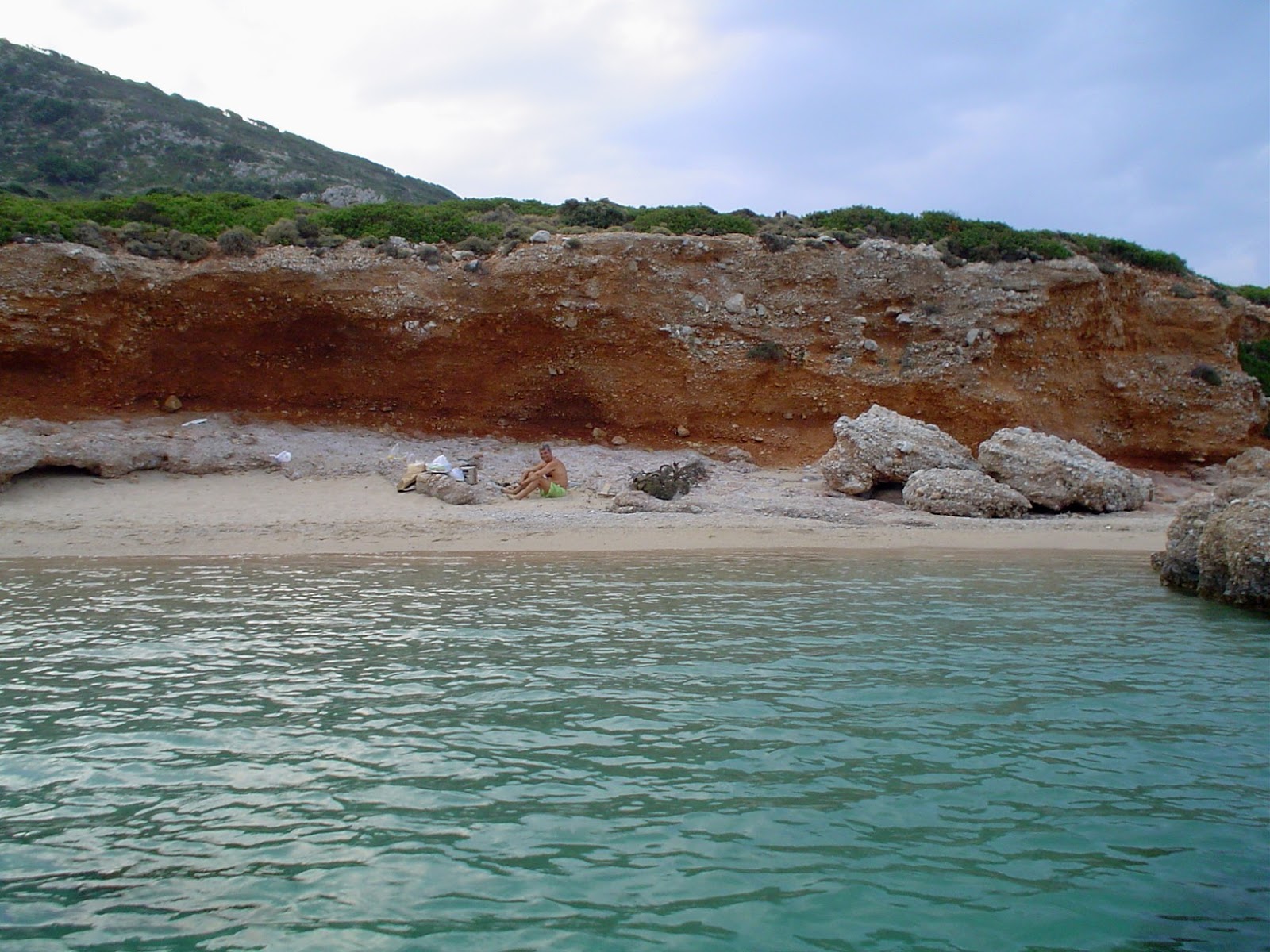 Foto de Sfika beach com areia brilhante superfície