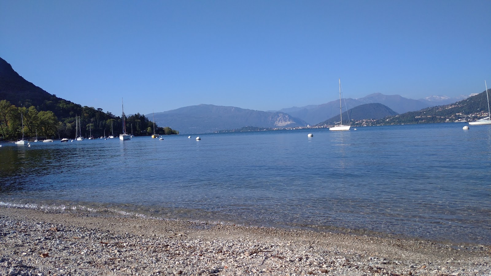 Foto av Spiaggia di Castelveccana och dess vackra landskap