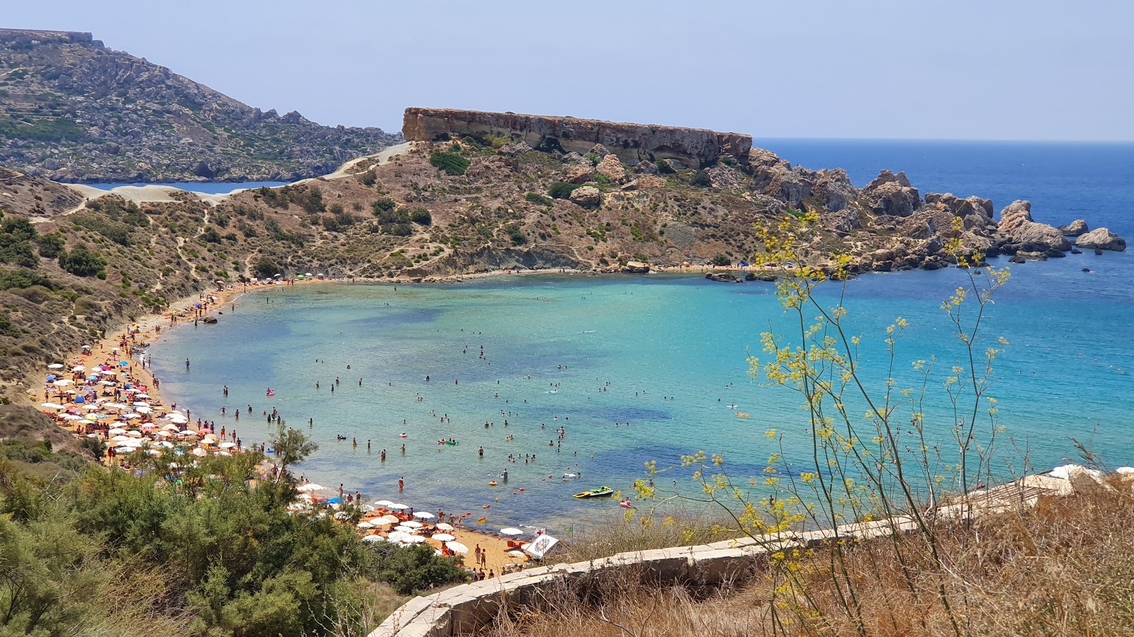 Fotografie cu Riviera Beach cu o suprafață de apa pură turcoaz