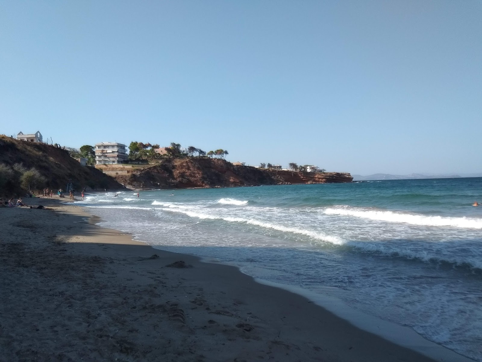 Foto de Paralia Kokkino Limanaki área de comodidades