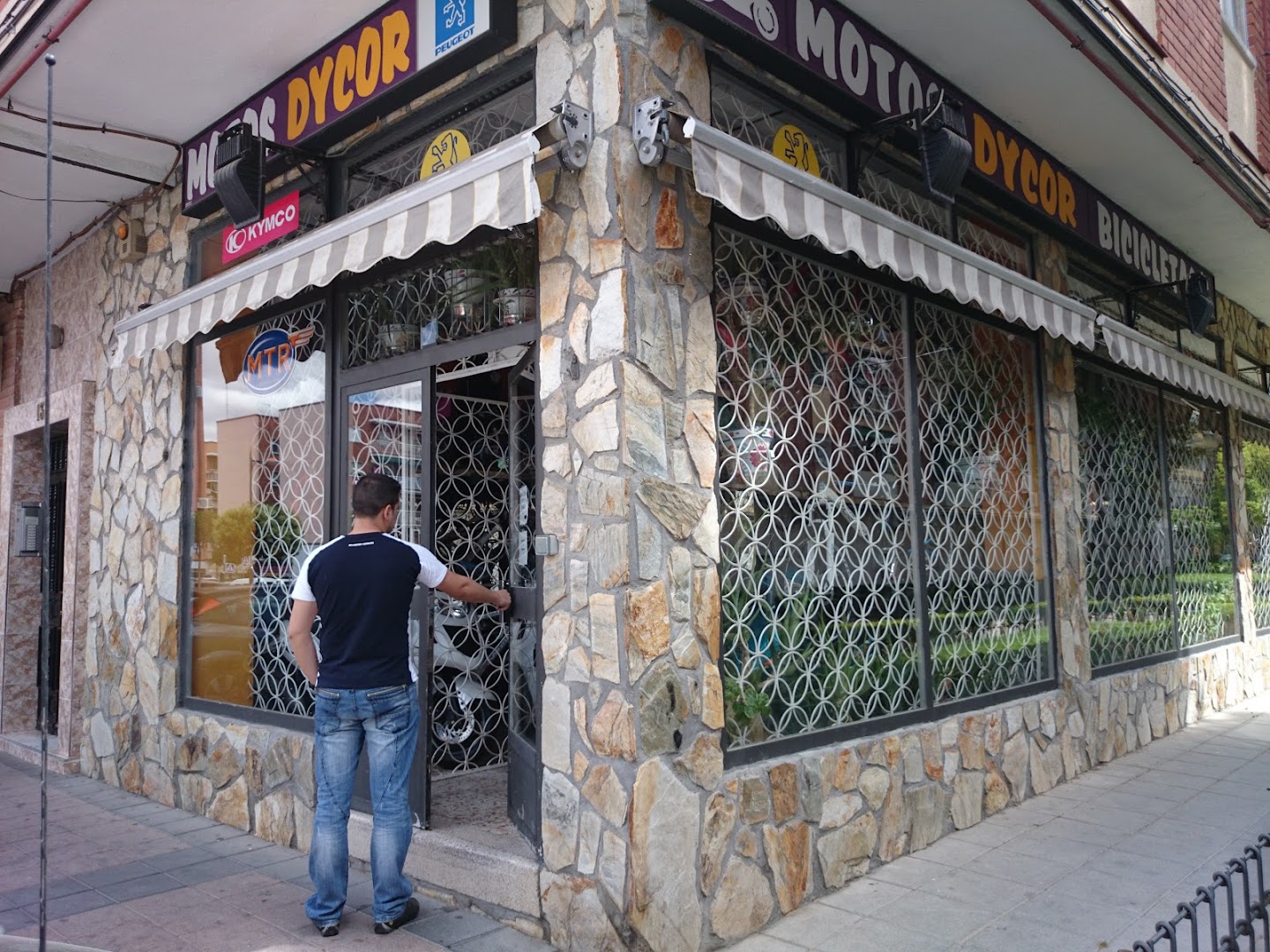 Bicicletas y motos Dycor .Tienda y taller