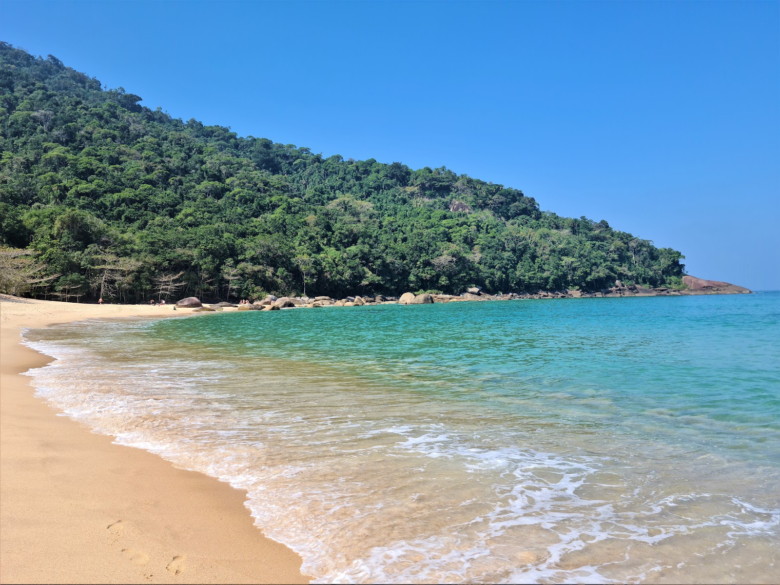 Praia da Meia Lua的照片 具有非常干净级别的清洁度