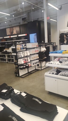 Clothing Store «GUESS Factory», reviews and photos, 100 Citadel Dr Suite 600, Commerce, CA 90040, USA