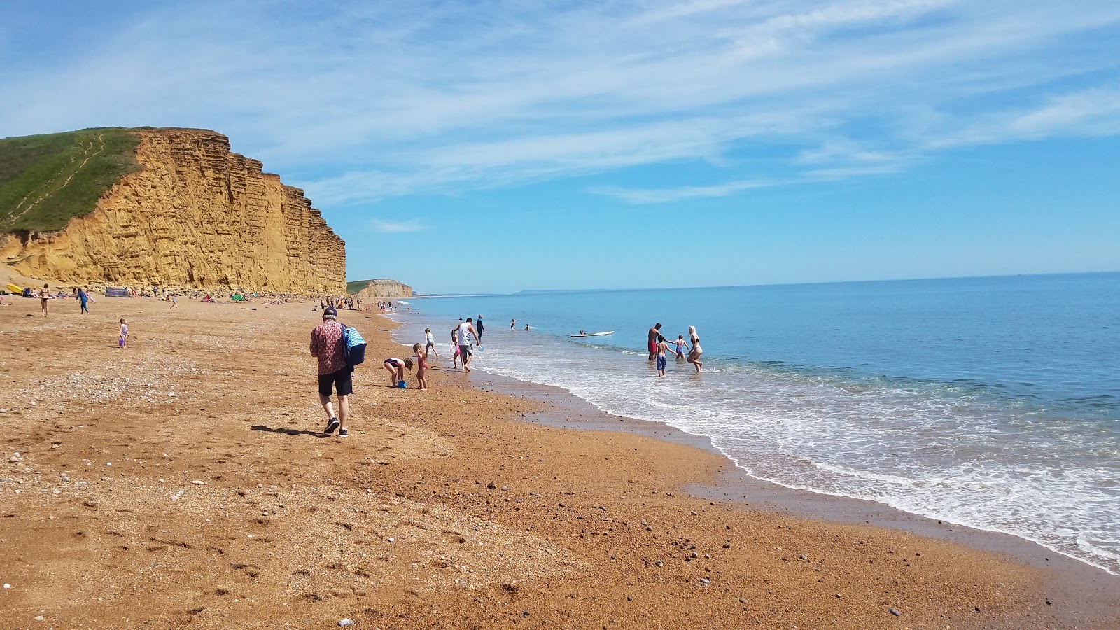 Foto von Bridport beach Front mit feiner heller kies Oberfläche