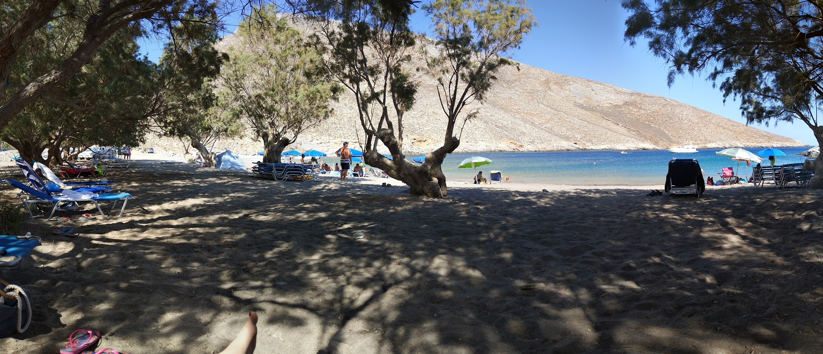 Foto af Kaminakia Strand bakket op af klipperne