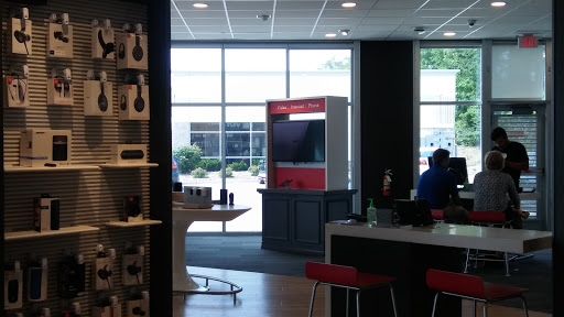 Cell Phone Store «Verizon», reviews and photos, 2425 2nd St #1, Coralville, IA 52241, USA