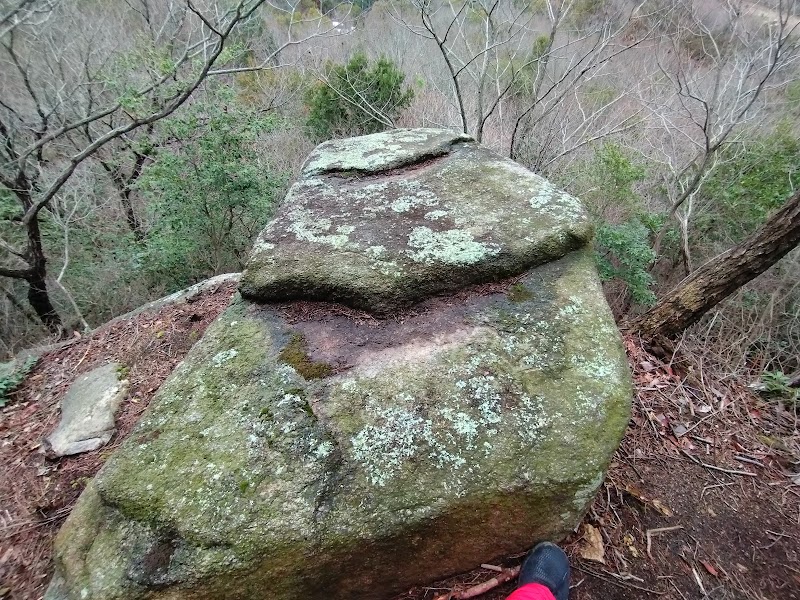 三ツ石岩