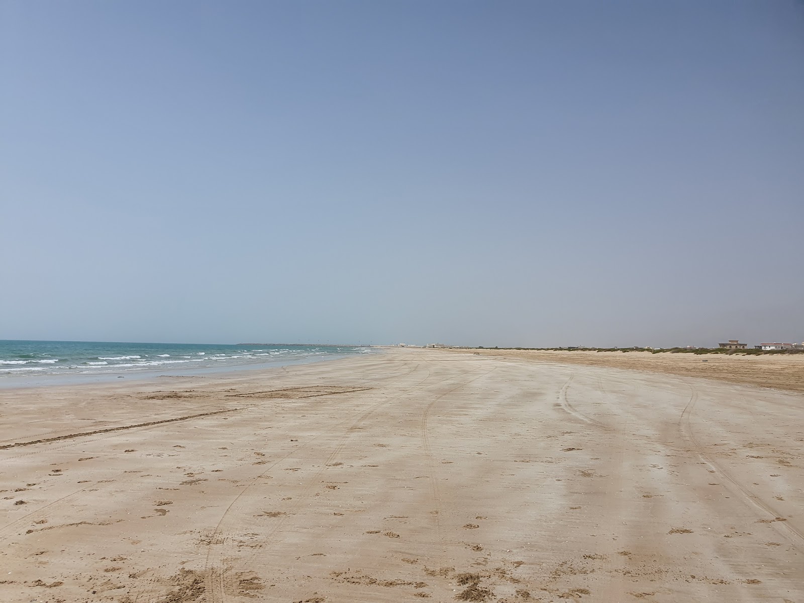 Fotografija Al Rams beach z svetel pesek površino