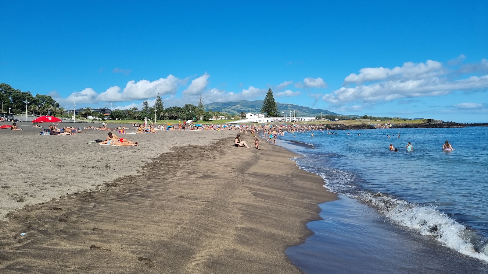 Praia das Milicias'in fotoğrafı geniş bir kıyı şeridi ile birlikte