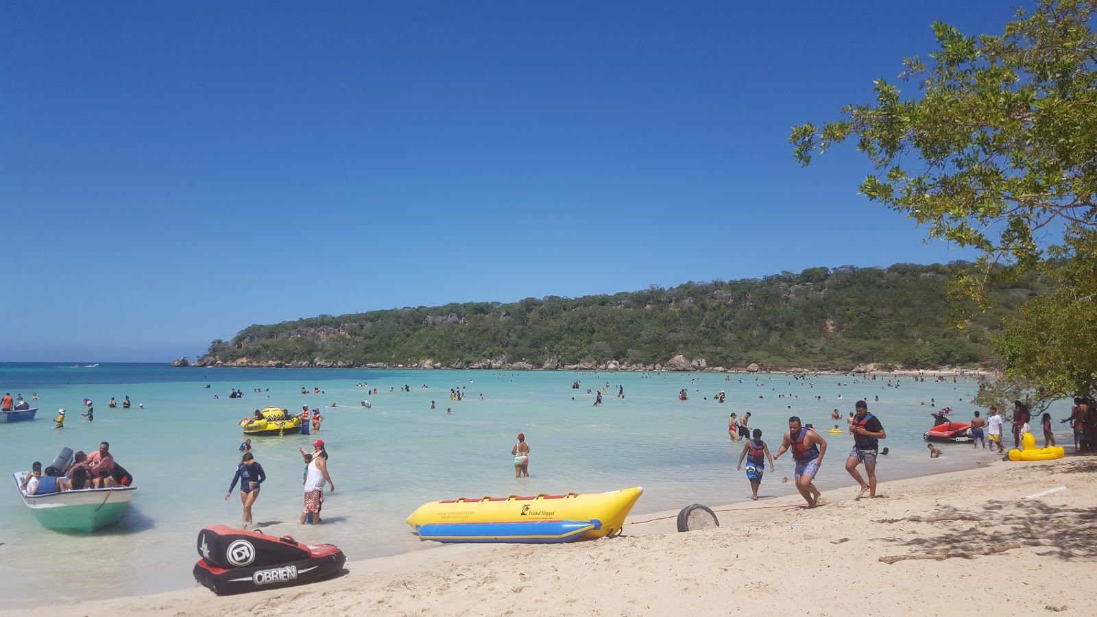 Playa La Ensenada'in fotoğrafı uçurumlarla desteklenmiş