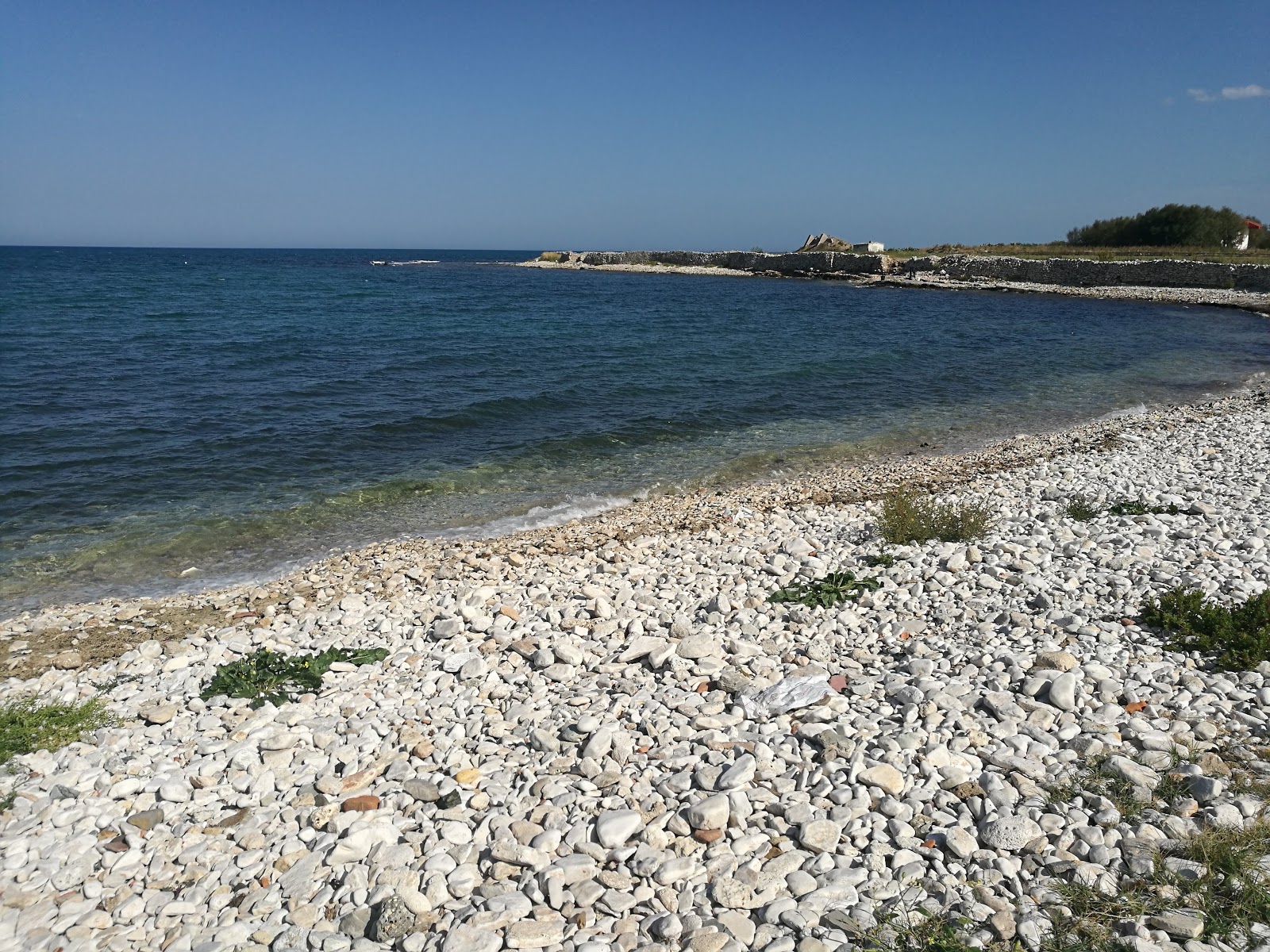 Cala San Giacomo beach'in fotoğrafı mavi saf su yüzey ile