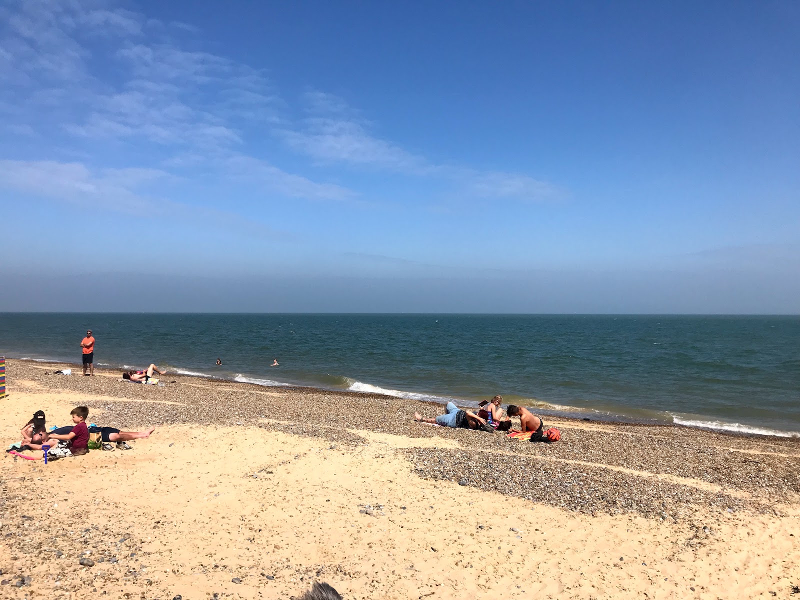 Foto van Dunwich strand met blauw puur water oppervlakte