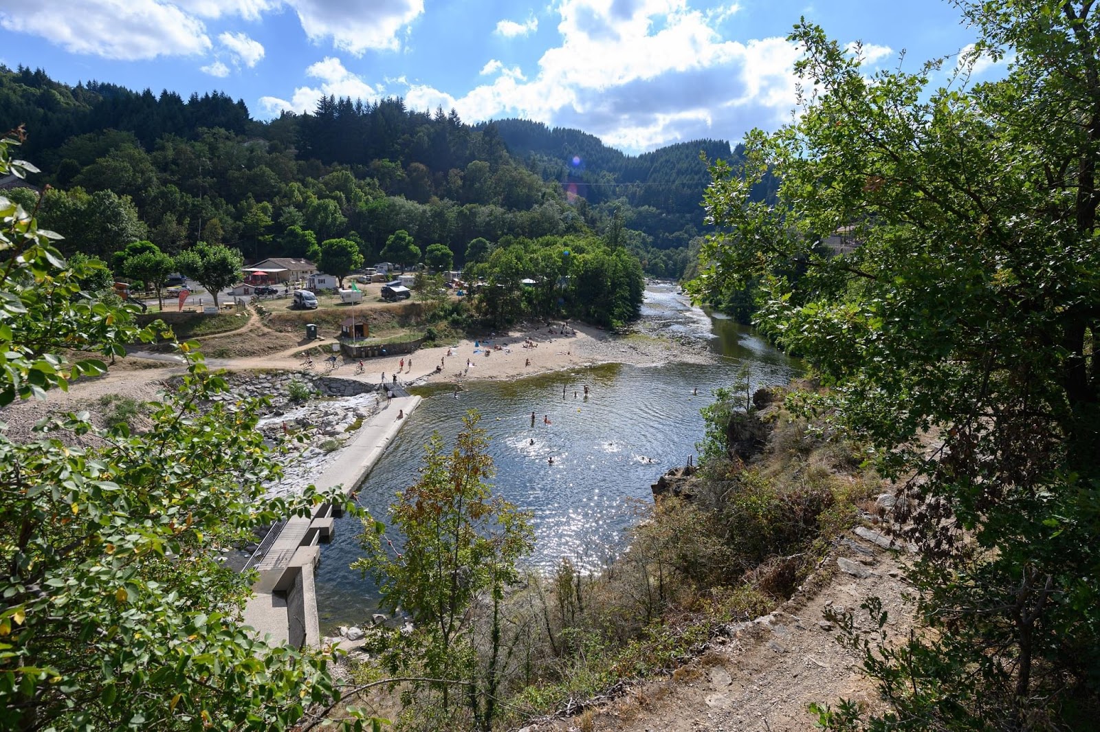 Foto di Plage du Plan D'eau De Chambaud con una superficie del terreno roccioso