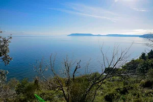 Istres, vista panoramica del Étang de Berre image