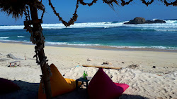 Mandalika Queen Beach'in fotoğrafı uçurumlarla desteklenmiş