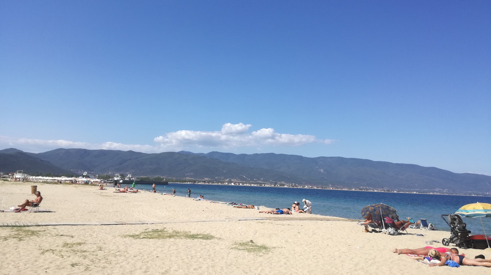 Zdjęcie Lerissos Beach z powierzchnią beżowy piasek