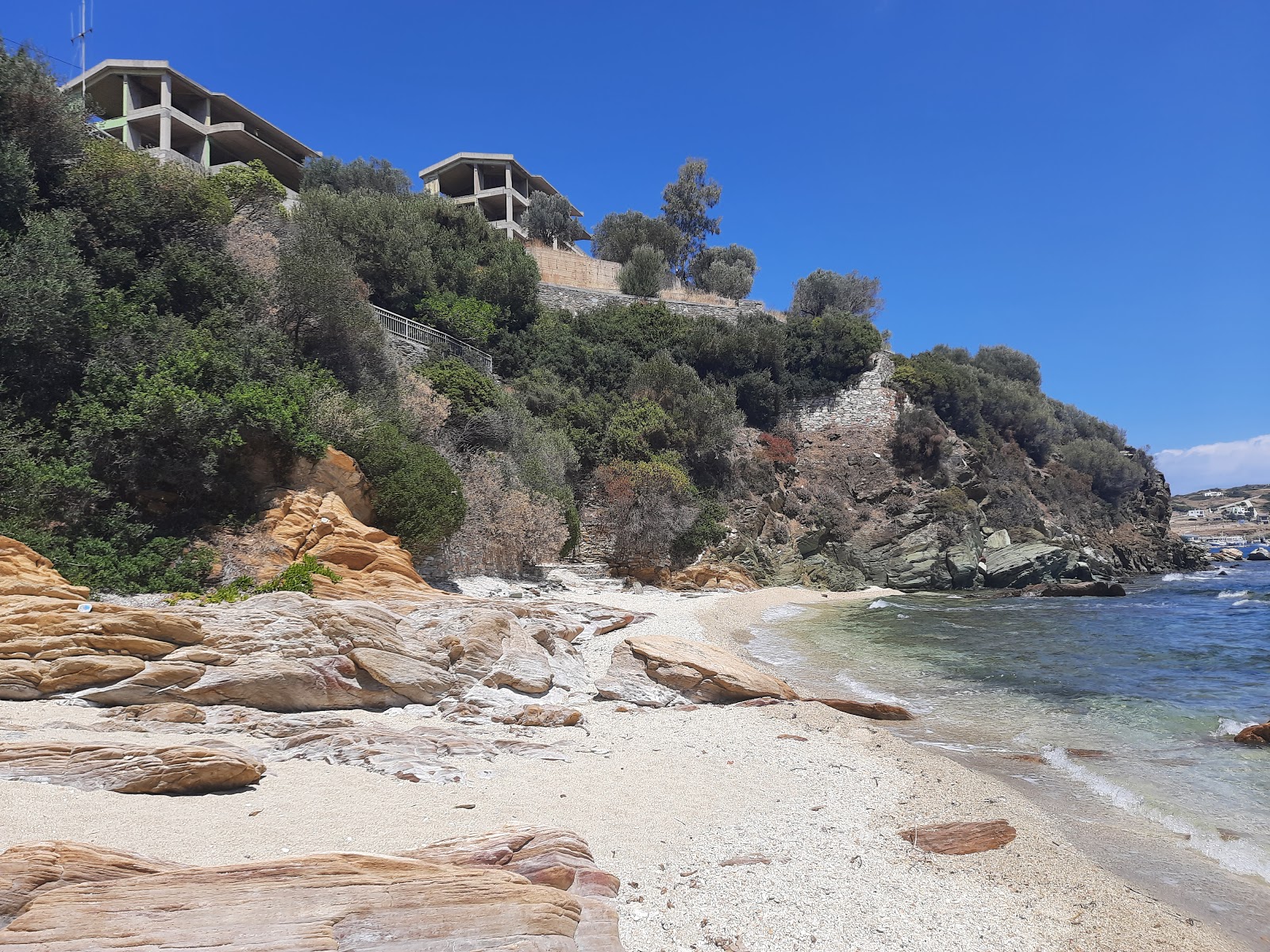 Gardo beach的照片 带有碧绿色纯水表面