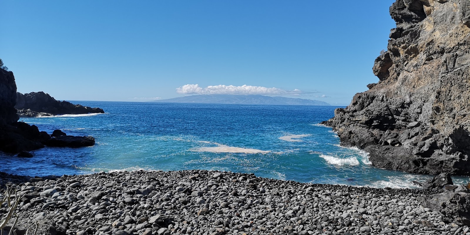 Foto van Playa Barranco del Roque met rotsachtig terrein oppervlakte