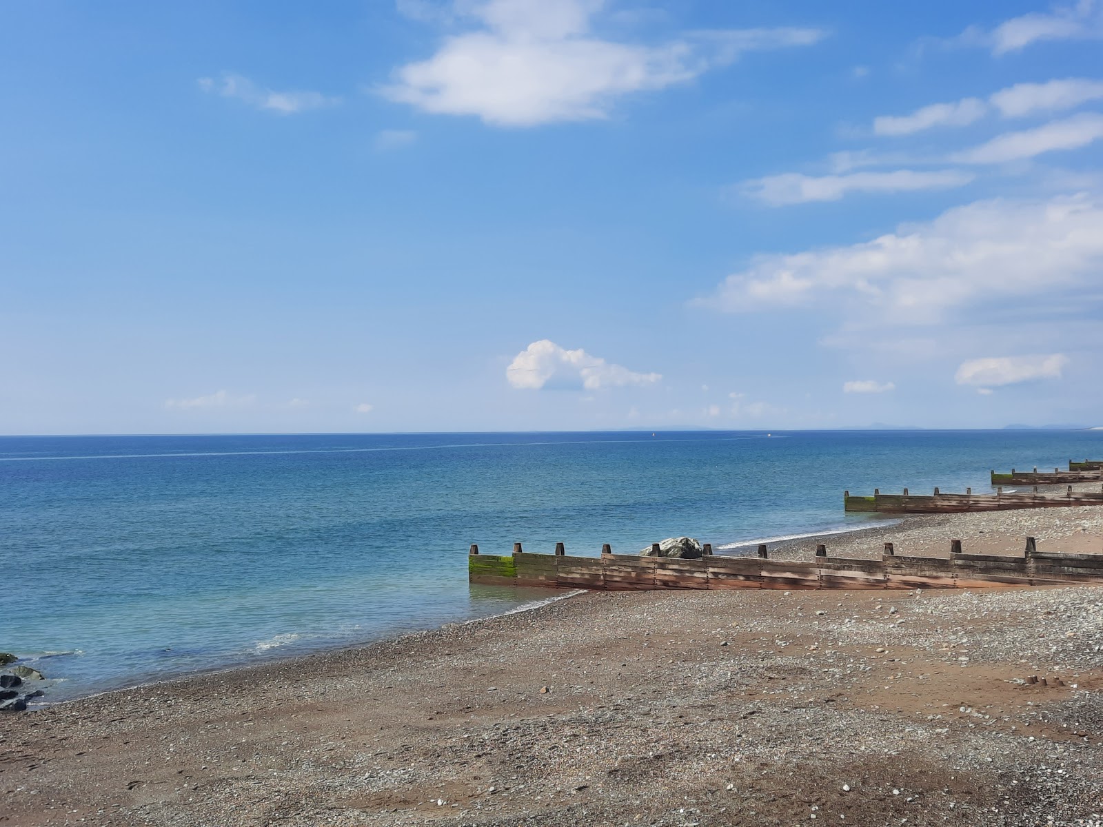 Tywyn beach的照片 带有灰色沙和卵石表面