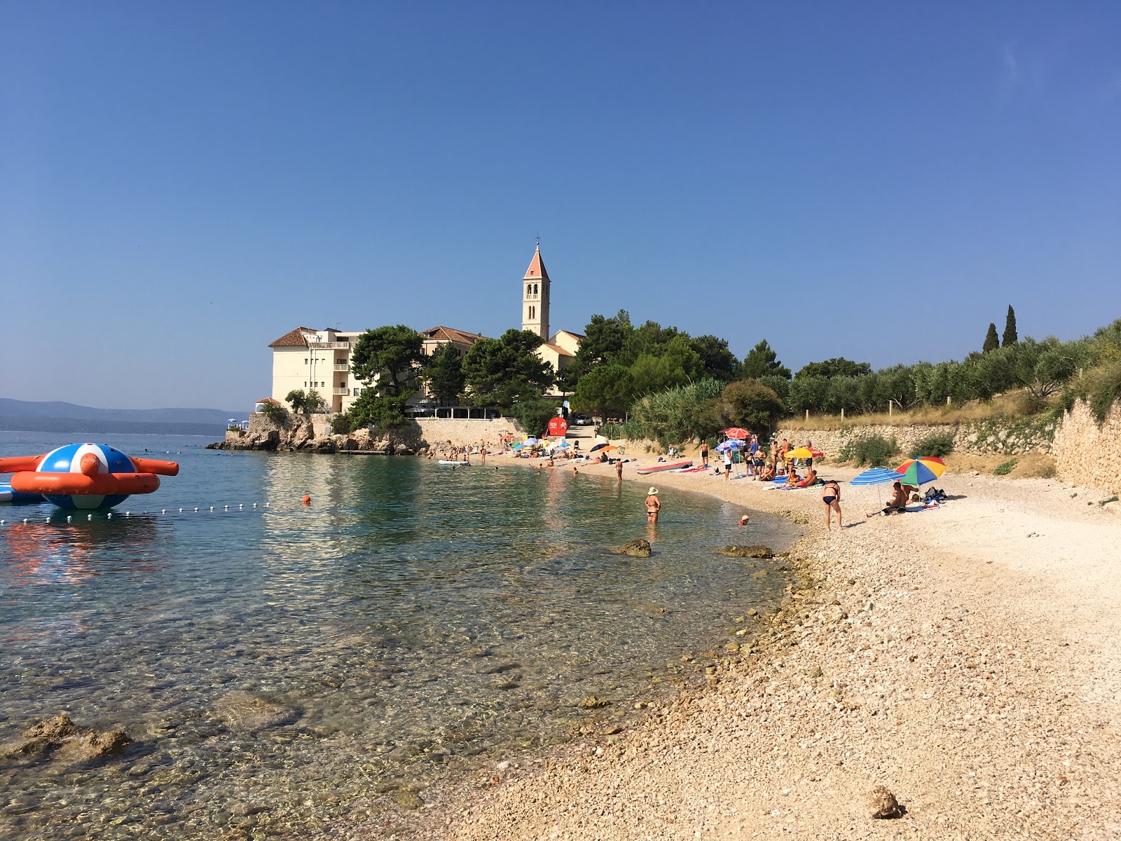 Foto von Martinica beach mit kleine, beiger kiesel Oberfläche