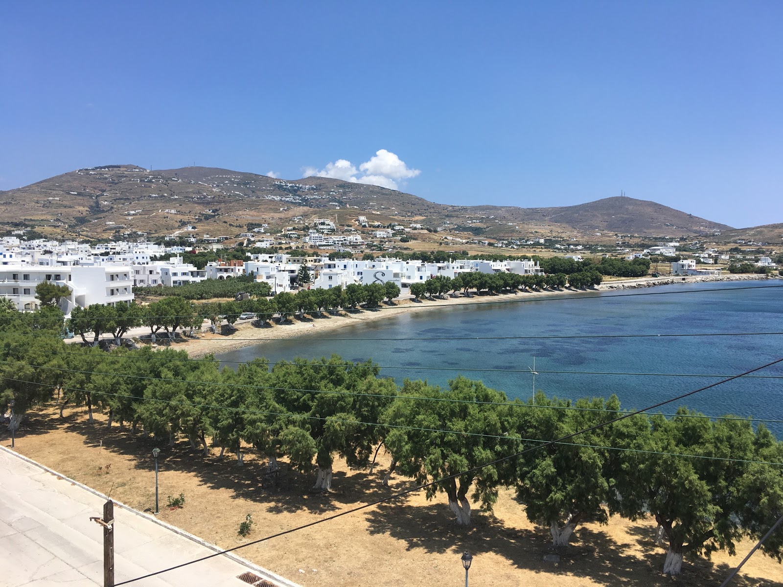 Foto de Agali beach com areia clara e seixos superfície