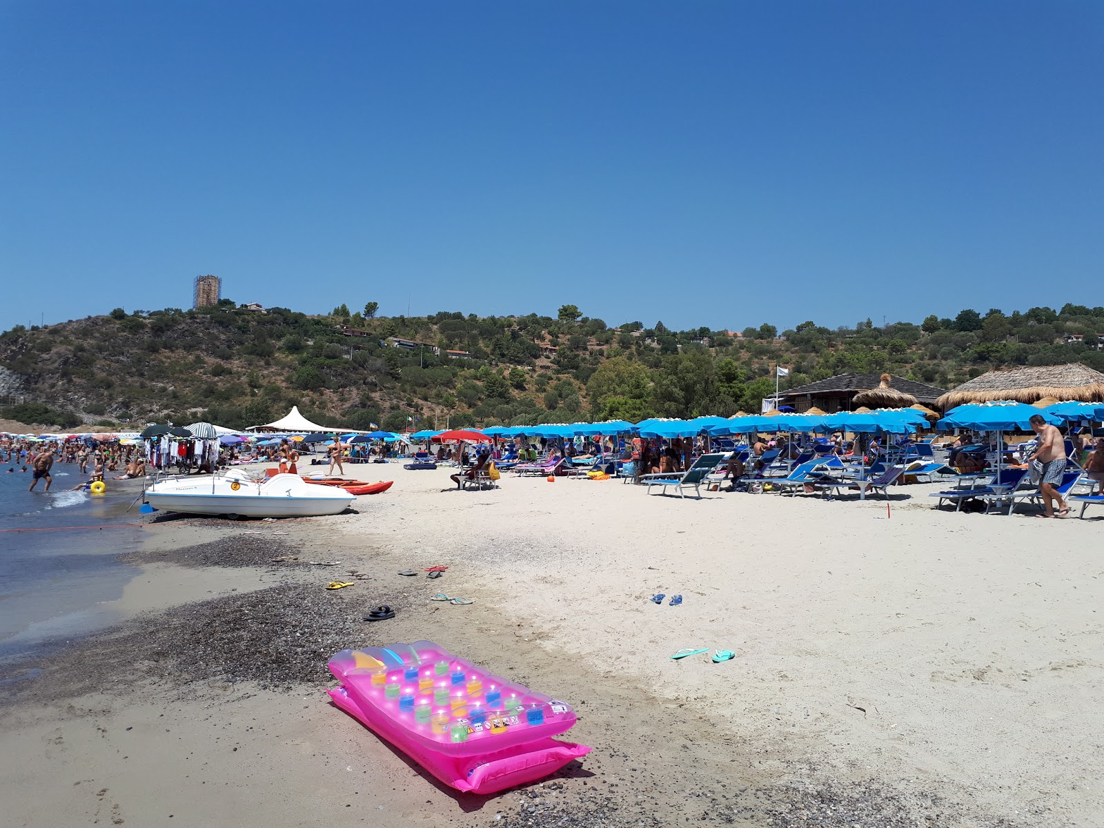 Foto de Spiaggia Lentiscelle respaldado por acantilados