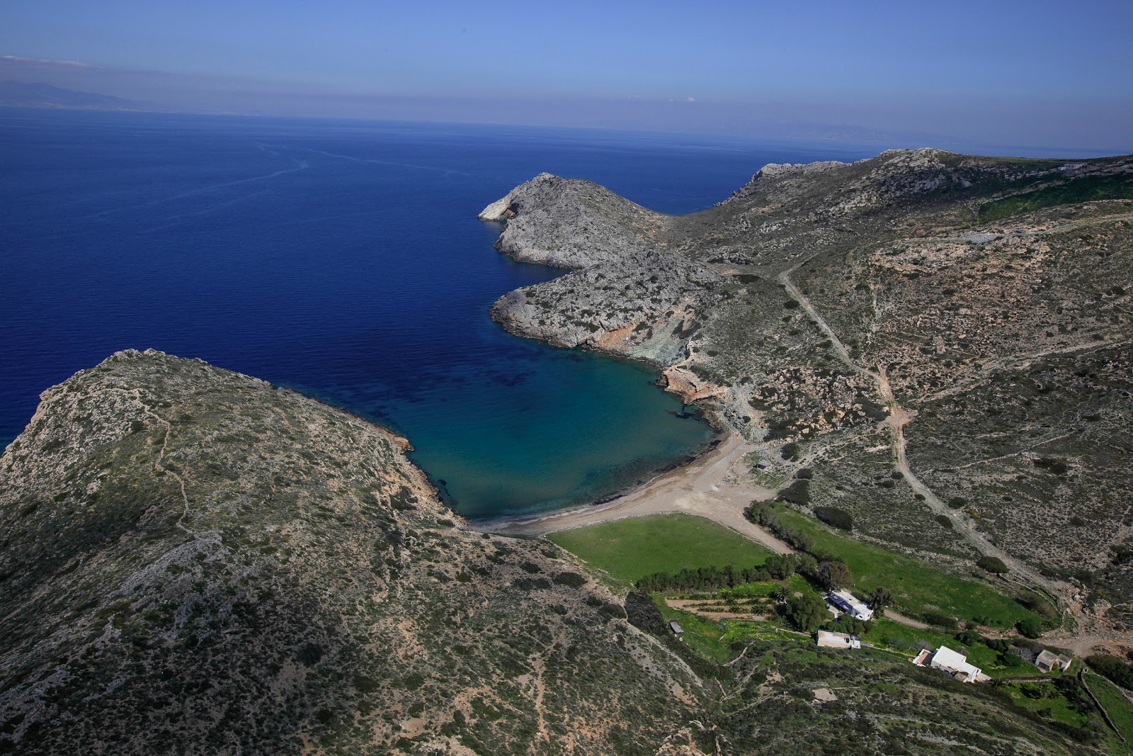 Φωτογραφία του Kampaki beach με μπεζ άμμος και βότσαλα επιφάνεια