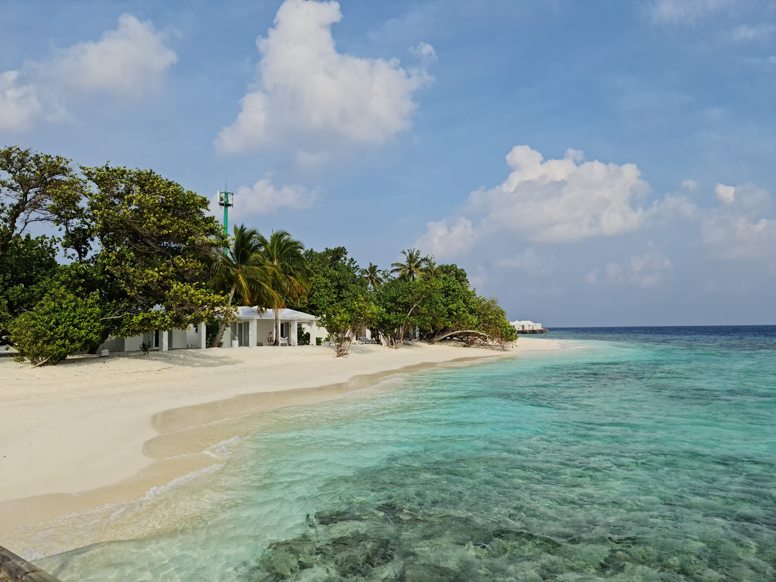 Foto de Sandies Bathala Resort con agua cristalina superficie