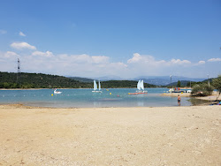 Foto von Plage Maison du Lac de Saint-Cassien mit eine gerade küstenlinie