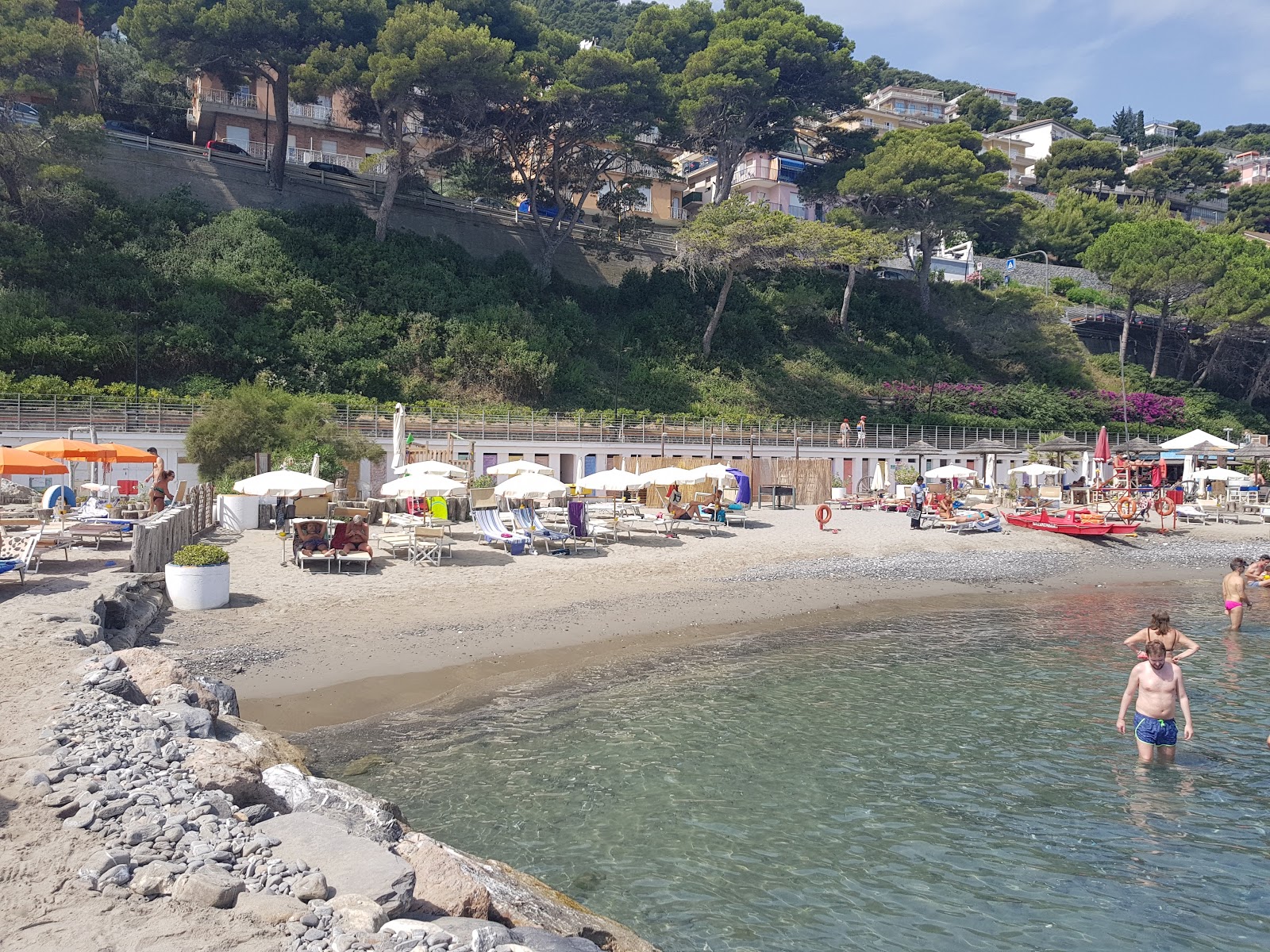 Foto av Bagni Capo Mele omgiven av klippor