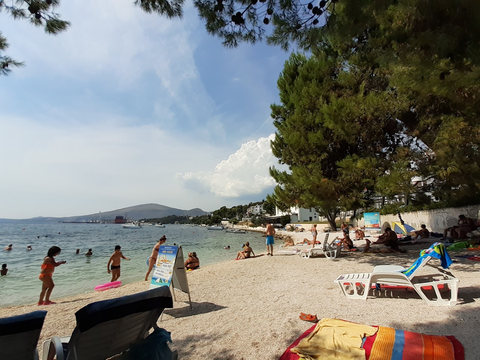 Foto van Hafen trogir beach met kleine beige kiezelstenen oppervlakte