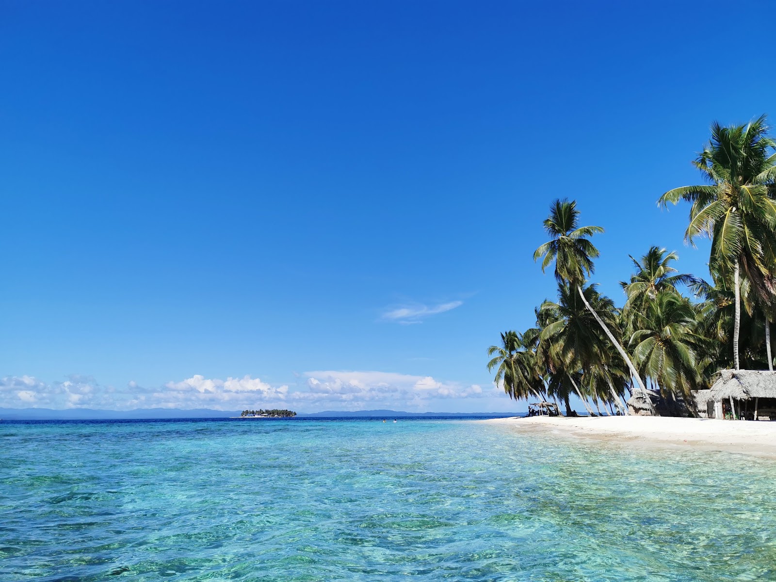 Foto van Strand van Anzuelo-eiland met turquoise puur water oppervlakte