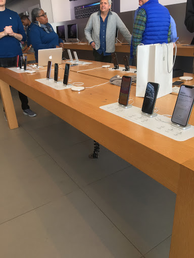 Computer Store «Apple Eton», reviews and photos, 28849 Chagrin Blvd, Woodmere, OH 44122, USA